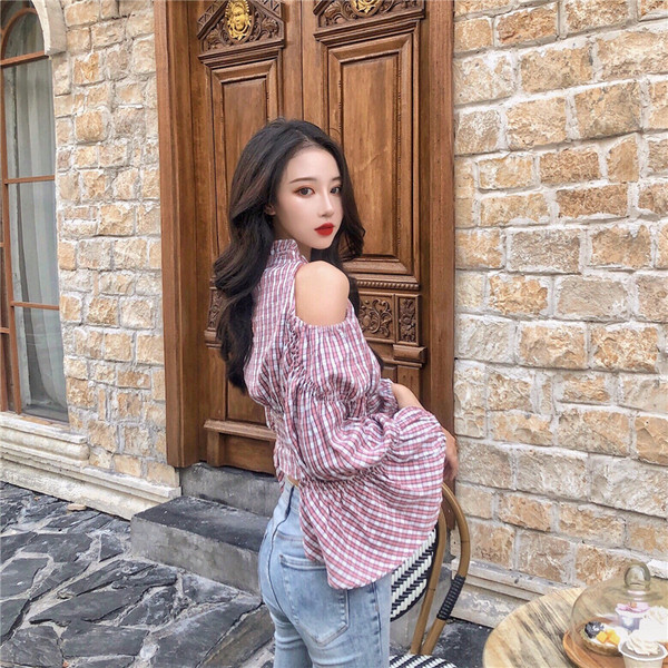 Īss rūtains sieviešu krekls ar izgriezumiem un platām piedurknēm