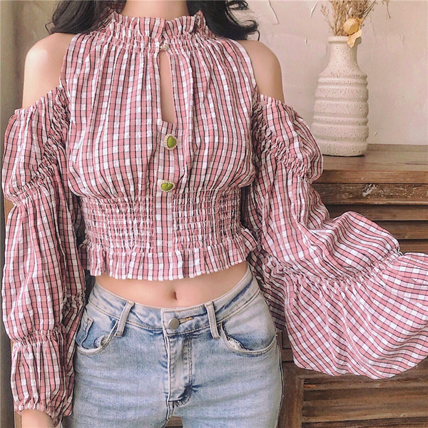 Īss rūtains sieviešu krekls ar izgriezumiem un platām piedurknēm