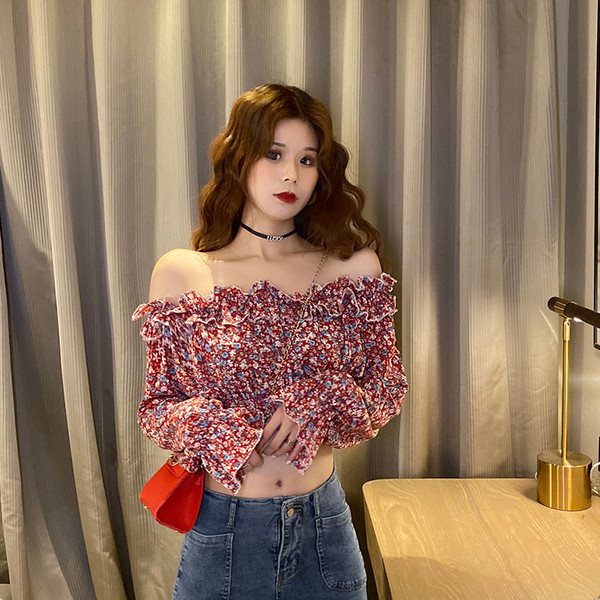 Rövid női blúz ejtett ujjal