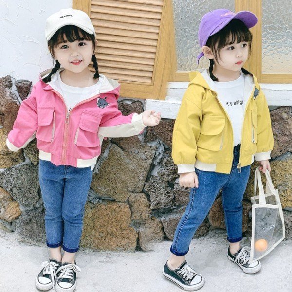 Modern gyerekkabát kapucnival és rátéttel - lányoknak