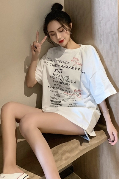 Lai lühikeste varrukate ja kirjadega naiste T-särk