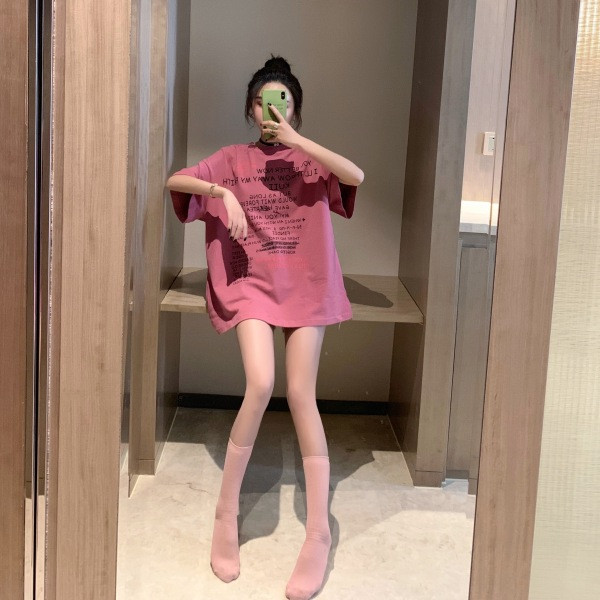 Lai lühikeste varrukate ja kirjadega naiste T-särk