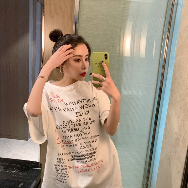 Lai lühikeste varrukate ja kirjadega naiste T-särk