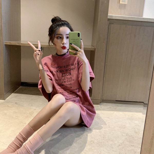 Lai lühikeste varrukate ja kirjadega naiste T-särk