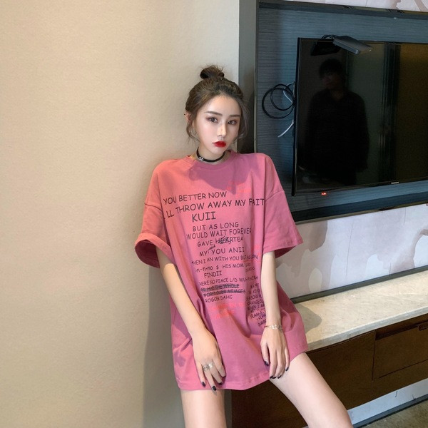 Lai lühikeste varrukate ja kirjadega naiste T-särk