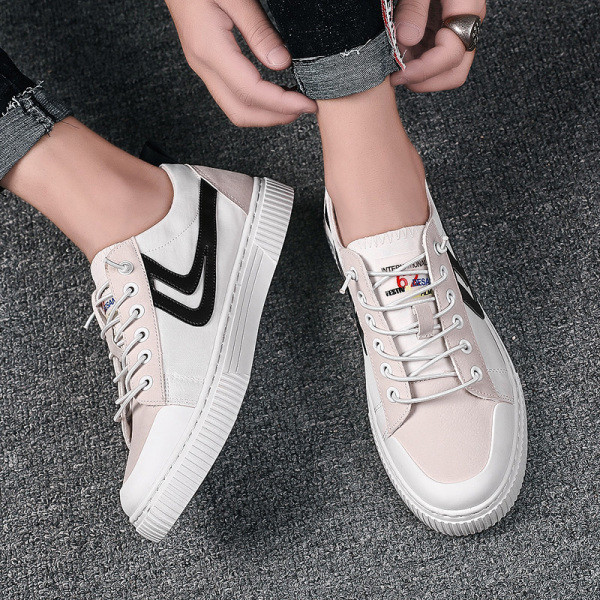 Model nou de adidași din material textil cu șireturi