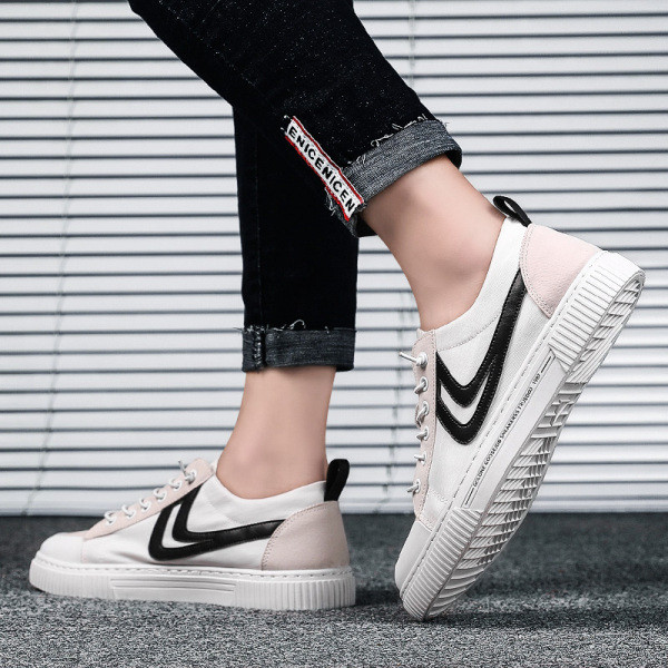 Model nou de adidași din material textil cu șireturi