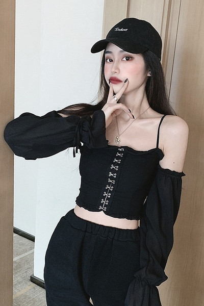 Cămașă neagră de damă cu mâneci căzute și bretele subțiri