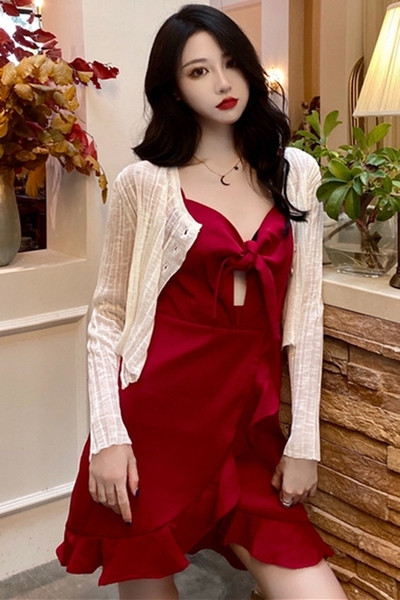 Sarkana sieviešu kleita ar plānām lencēm un lokām