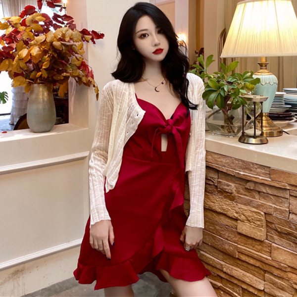 Sarkana sieviešu kleita ar plānām lencēm un lokām