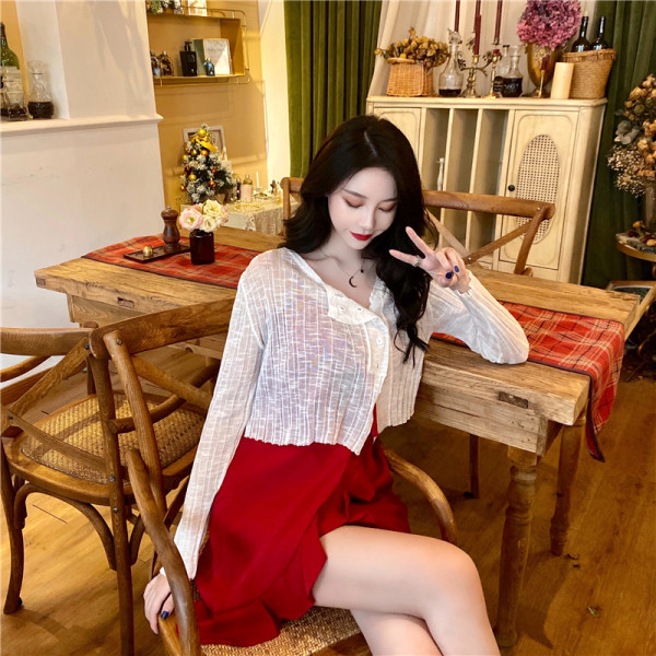 Sarkana sieviešu kleita ar plānām lencēm un lokām