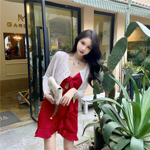 Sarkana sieviešu kleita ar plānām lencēm un lokām