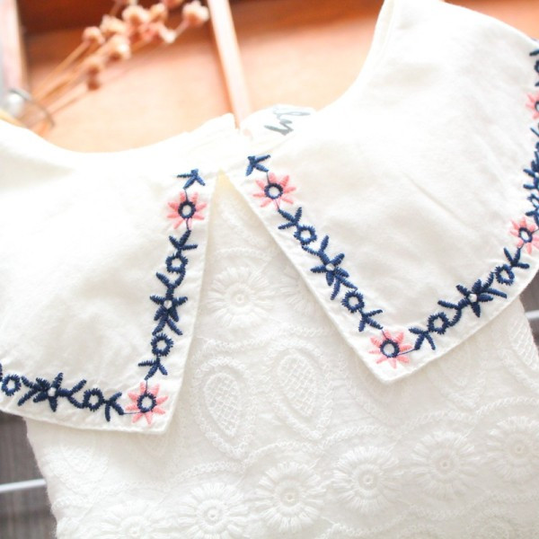 Új modell gyereking lányoknak hímzéssel és ovális nyakkivágással