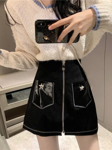 Fusta de dama neagra cu talie inalta, fermoar si elemente metalice