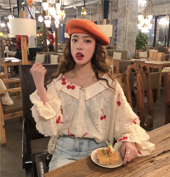 Bijela ženska košulja sa vezom trešnje