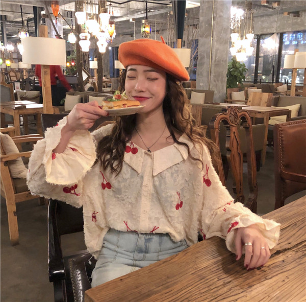 Bijela ženska košulja sa vezom trešnje