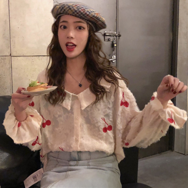 Bijela ženska košulja sa vezom trešnje