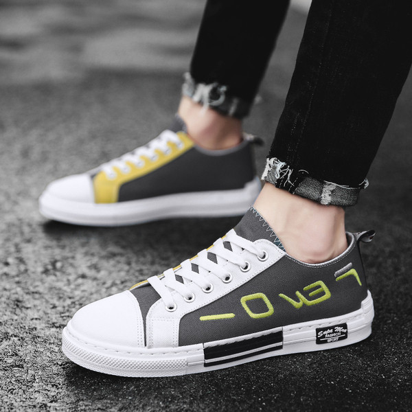 Model nou de adidasi de vara din material textil si broderie