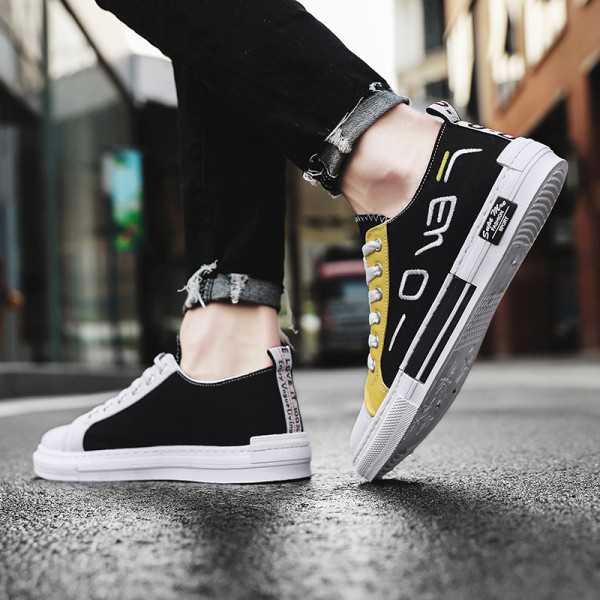 Model nou de adidasi de vara din material textil si broderie