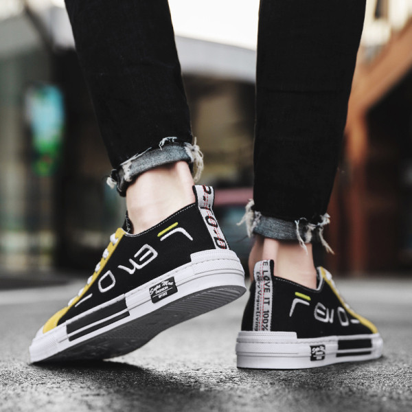 Model nou de adidasi de vara din material textil si broderie