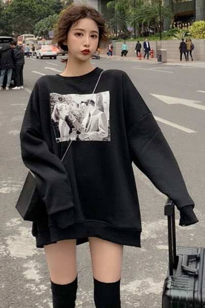 Melna sieviešu blūze ar garām piedurknēm un apdruku