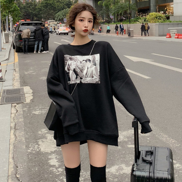 Melna sieviešu blūze ar garām piedurknēm un apdruku