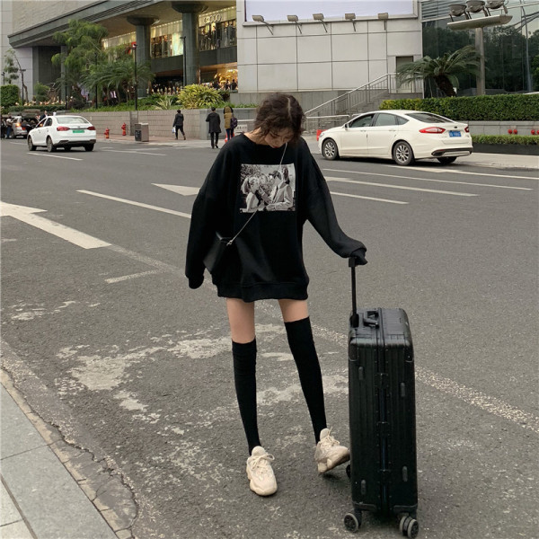 Melna sieviešu blūze ar garām piedurknēm un apdruku