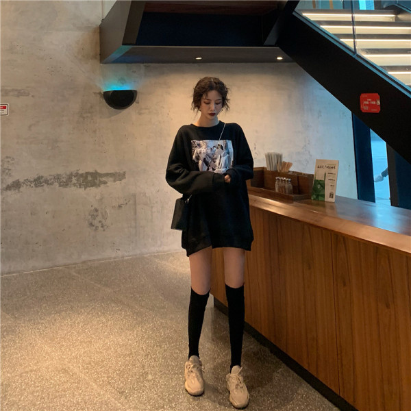 Melna sieviešu blūze ar garām piedurknēm un apdruku