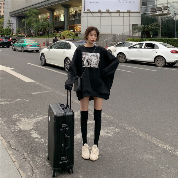 Melna sieviešu blūze ar garām piedurknēm un apdruku