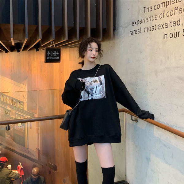 Melna sieviešu blūze ar garām piedurknēm un apdruku