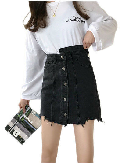 Juodas džinsinis moteriškas sijonas aukštu juosmeniu, plėšytais motyvais ir sagomis