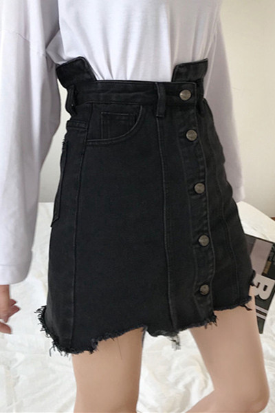 Juodas džinsinis moteriškas sijonas aukštu juosmeniu, plėšytais motyvais ir sagomis