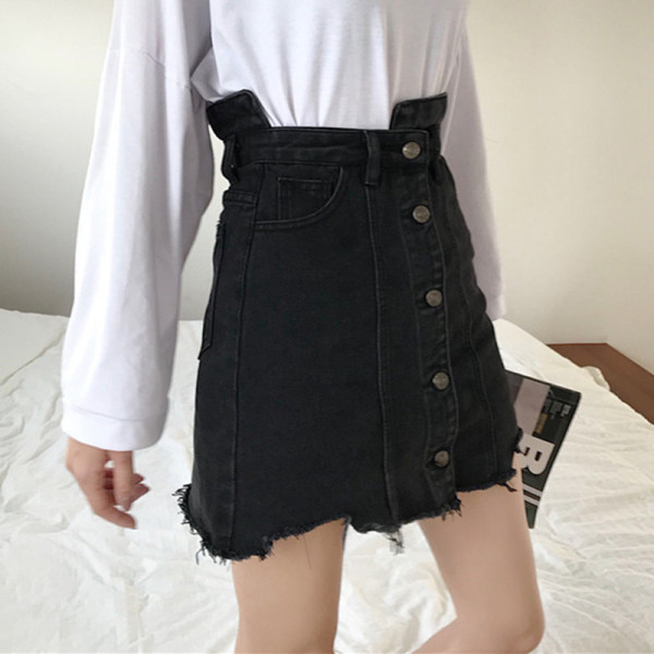 Juodas džinsinis moteriškas sijonas aukštu juosmeniu, plėšytais motyvais ir sagomis