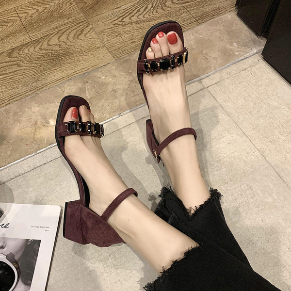 Stílusos női szandál eco velúrból és alacsony sarkúból