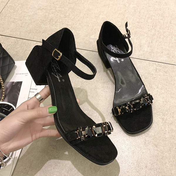 Stílusos női szandál eco velúrból és alacsony sarkúból