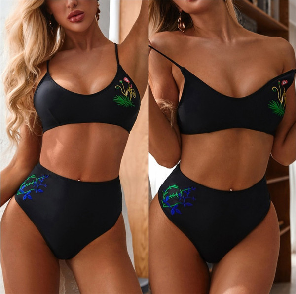 Fekete kétrészes fürdőruha vékony pánttal és hímzéssel