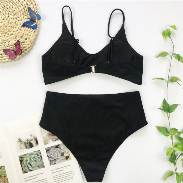 Fekete kétrészes fürdőruha vékony pánttal és hímzéssel