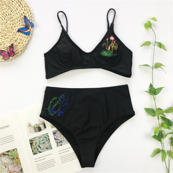 Fekete kétrészes fürdőruha vékony pánttal és hímzéssel