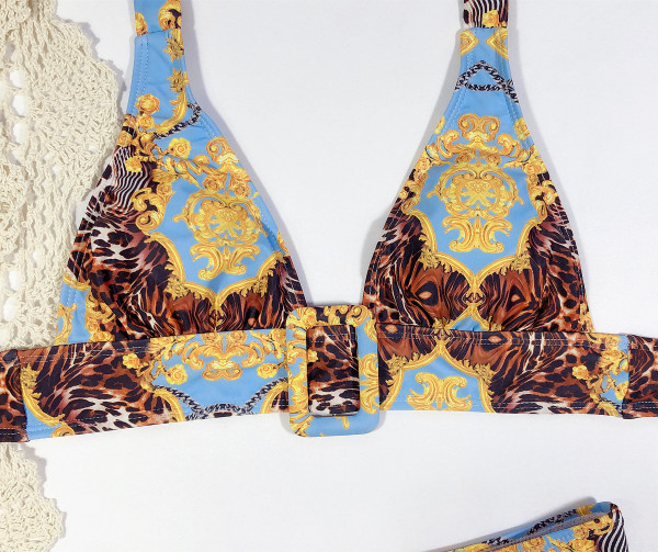 Costum de baie colorat din două piese, cu top triunghiular și fund cu talie înaltă