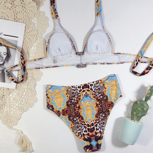 Costum de baie colorat din două piese, cu top triunghiular și fund cu talie înaltă