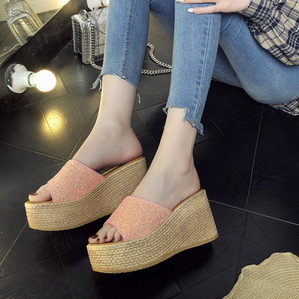 Női alkalmi papucs magas talppal és fényes hatással