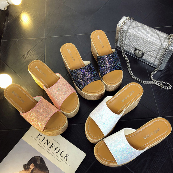 Női alkalmi papucs magas talppal és fényes hatással