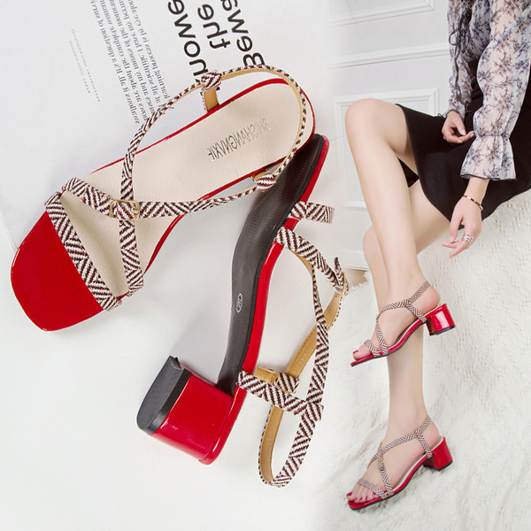 Sandale de dama cu bretele in carouri si toc gros