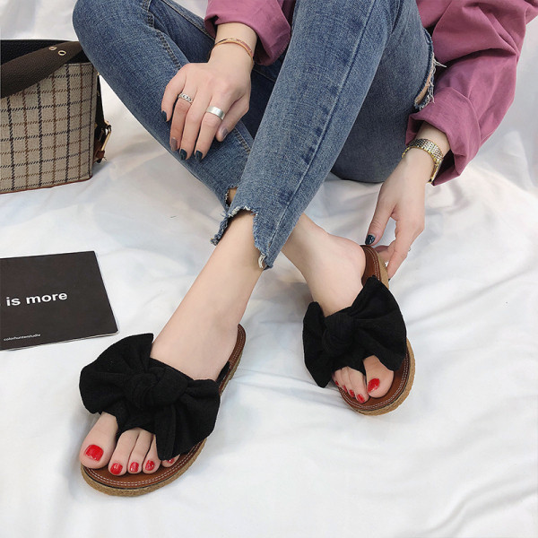 Įprastos moteriškos šlepetės su zomšiniu kaspinu