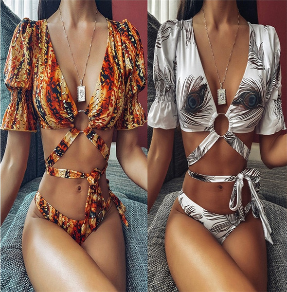 Moderns divdaļīgs peldkostīms ar īsām piedurknēm, saitēm un dažādiem rakstiem