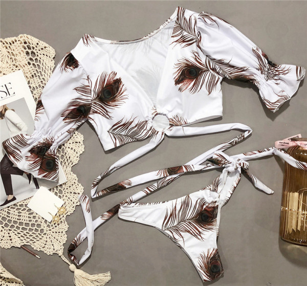 Moderns divdaļīgs peldkostīms ar īsām piedurknēm, saitēm un dažādiem rakstiem