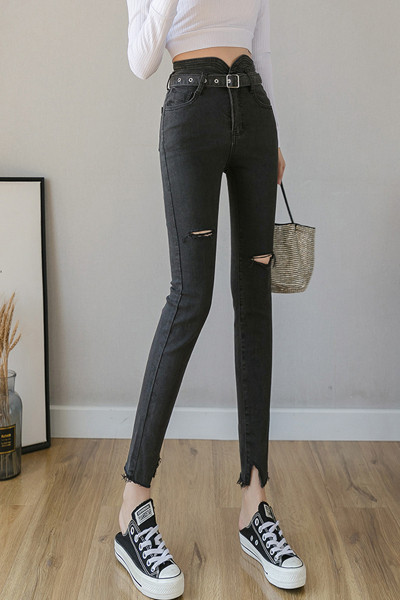 Melni sieviešu džinsi ar augstu vidukli, jostu un plēstiem motīviem