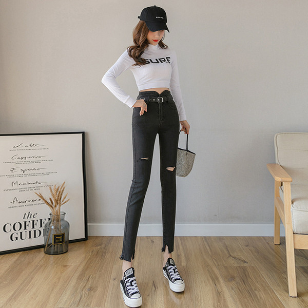 Melni sieviešu džinsi ar augstu vidukli, jostu un plēstiem motīviem