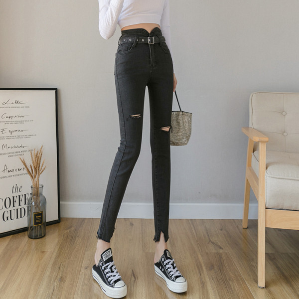 Melni sieviešu džinsi ar augstu vidukli, jostu un plēstiem motīviem