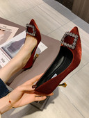 Pagaląsti moteriški batai plonais kulnais ir metaliniu elementu